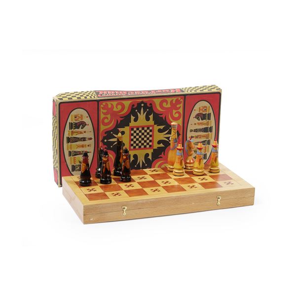 Gioco degli scacchi in legno dipinto. Russia XX secolo