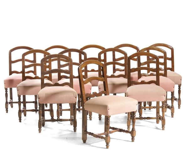 Insieme di 12 sedie a rocchetto in legno intagliato