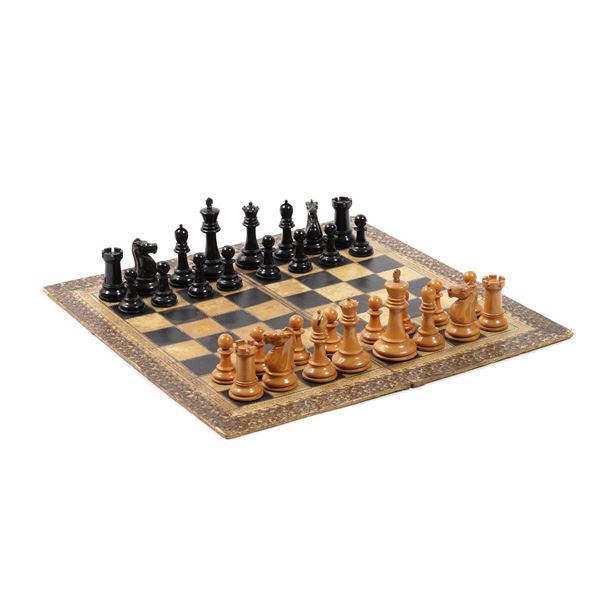 Scacchiera pieghevole con pedine in legno