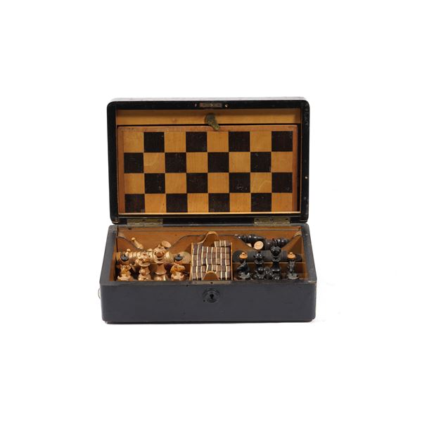 Scatola da gioco con scacchiera e pedine per dama e scacchi 