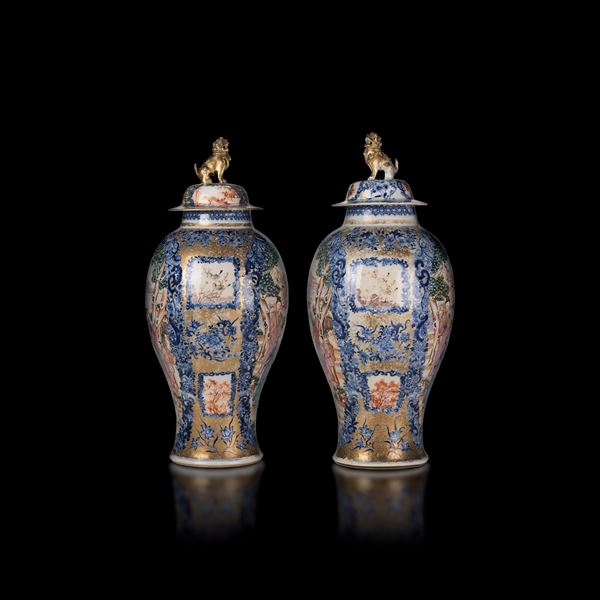 Coppia di potiche in porcellana Famiglia Rosa a decoro mandarin con cani di pho dorati alle prese, Cina, Dinastia Qing, epoca Qianlong (1736-1796)