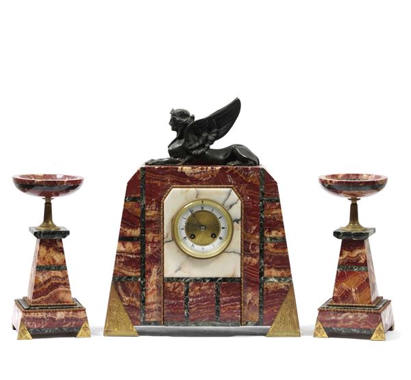 Trittico Déco conposto da orologio e coppia di coppe. Marmo e bronzo. XX secolo