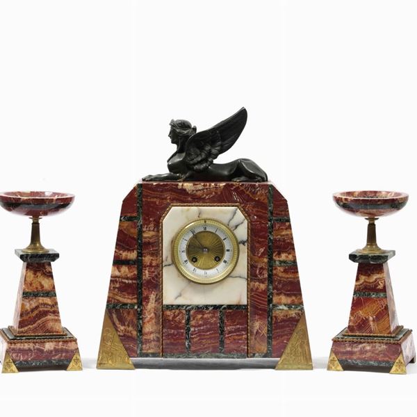 Trittico Déco conposto da orologio e coppia di coppe. Marmo e bronzo. XX secolo