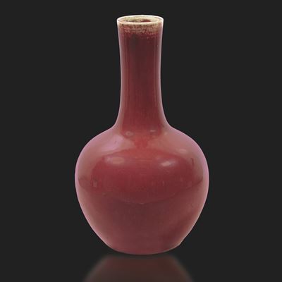 Vaso a Bottiglia in Porcellana Monocroma Sangue di Bue, Cina, Dinastia Qing, Epoca Guangxu XIX Se...