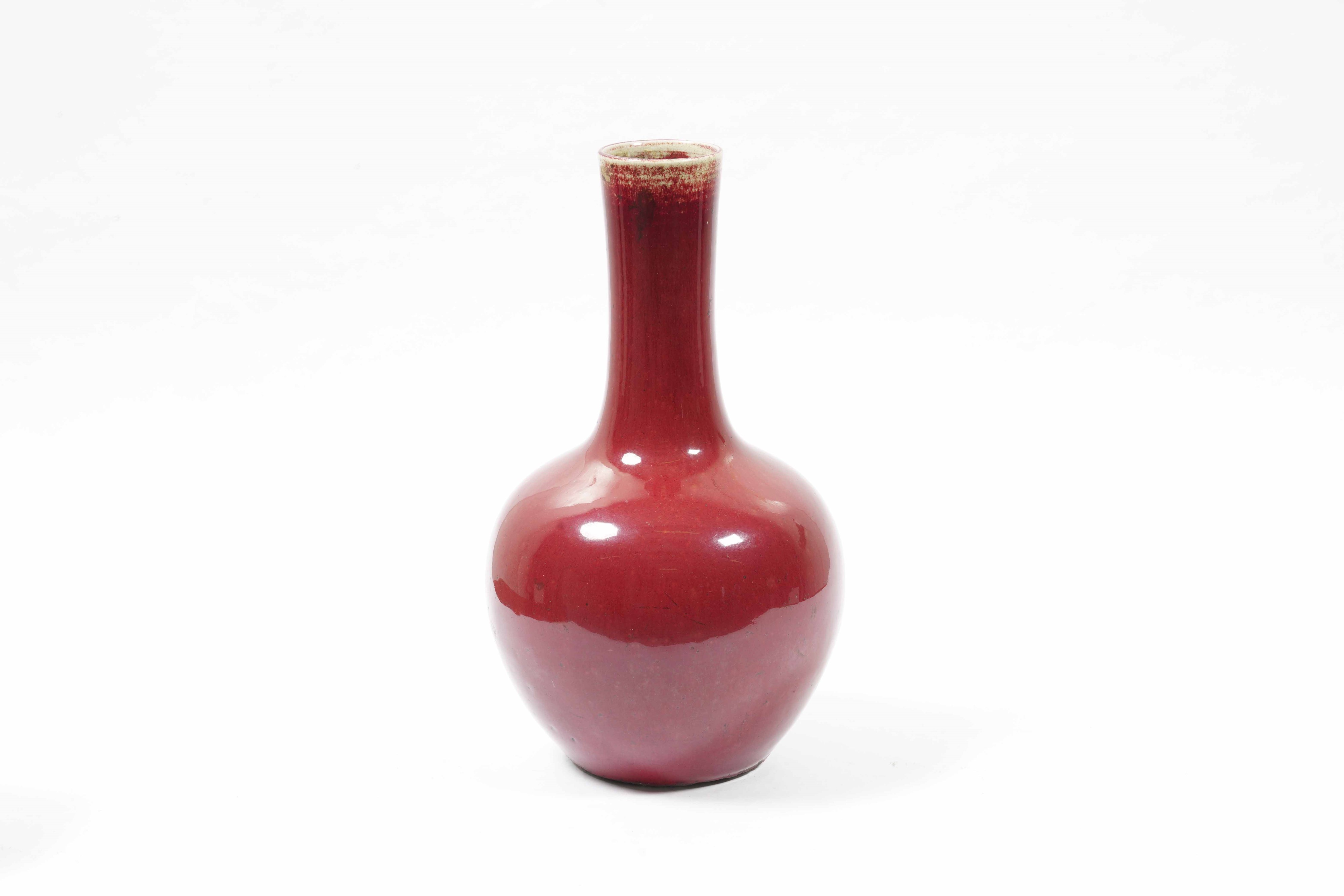 Vaso a Bottiglia in Porcellana Monocroma Sangue di Bue, Cina, Dinastia Qing, Epoca Guangxu XIX Se...