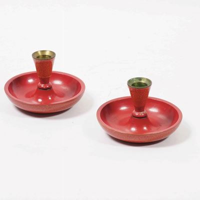 Scatola in legno laccata rossa con candelieri, interno d’arredo