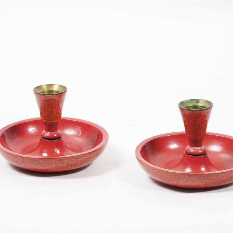 Scatola in legno laccata rossa con candelieri, interno d’arredo