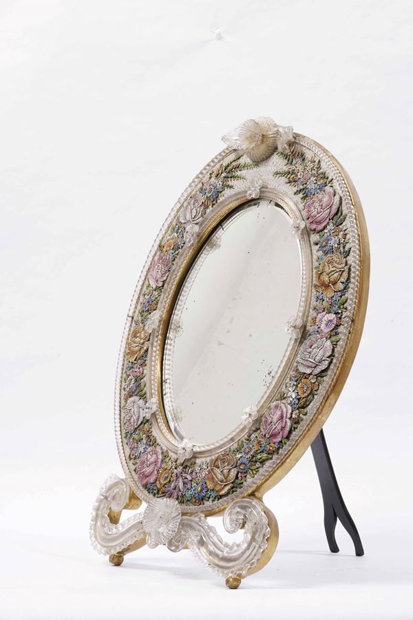 Specchierina ovale con cornice in micro mosaico floreale. XX secolo