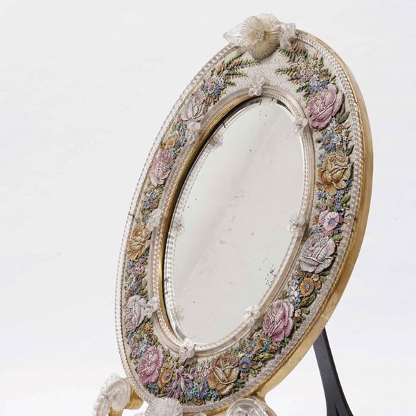 Specchierina ovale con cornice in micro mosaico floreale. XX secolo