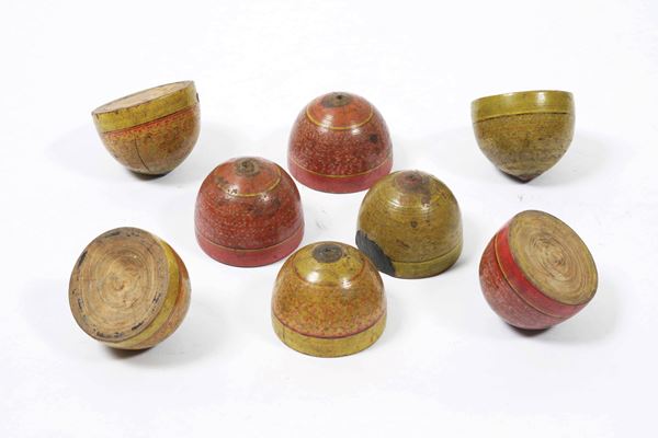 Otto mezze sfere in legno dipinto