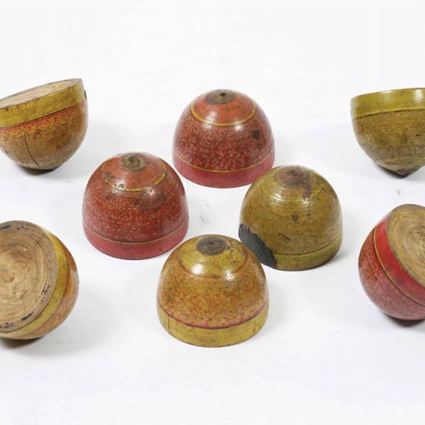 Otto mezze sfere in legno dipinto
