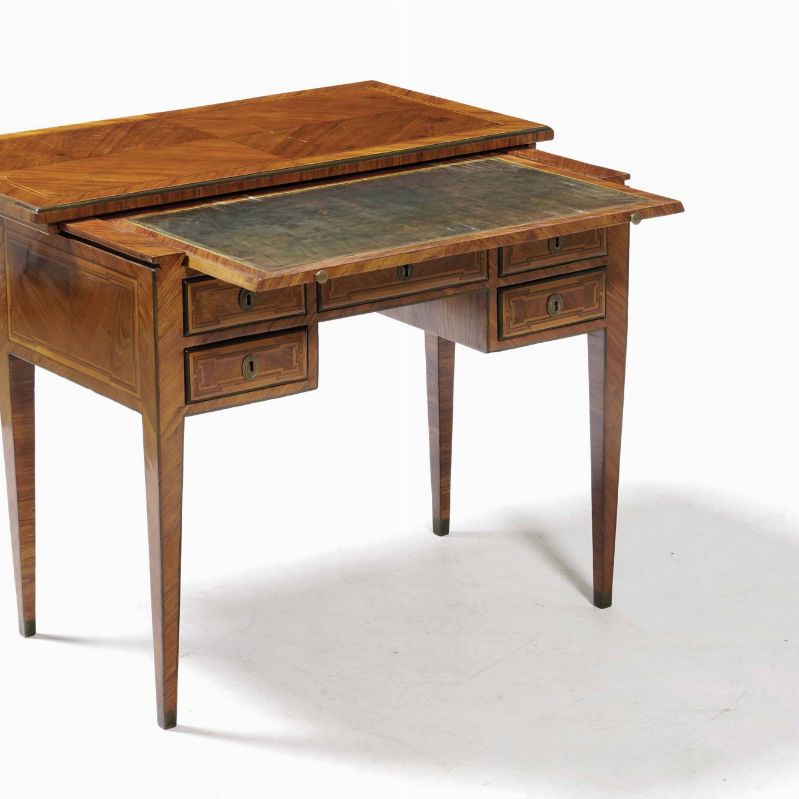 Scrivania in Legno Lastronato e Filettato. XVIII Secolo