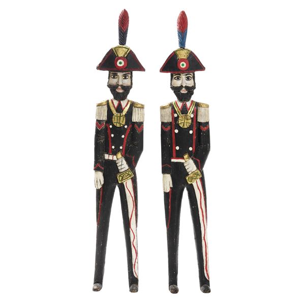 Due di carabiniere in legno intagliato laccato