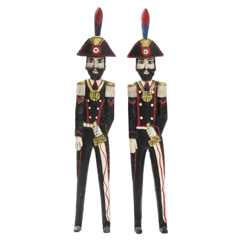 Due di carabiniere in legno intagliato laccato  - Asta Antiquariato - Cambi Casa d'Aste