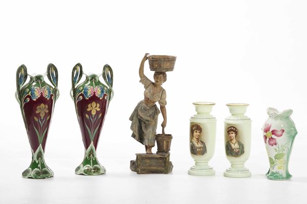 Scultura in terracotta, tre vasi in ceramica e due vasi in vetro con ritratti
