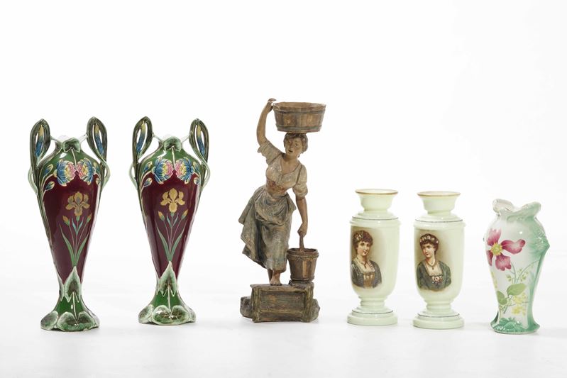 Scultura in terracotta, tre vasi in ceramica e due vasi in vetro con ritratti  - Asta Antiquariato Luglio - Cambi Casa d'Aste