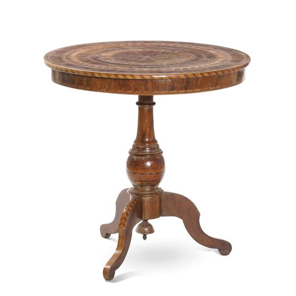 Tavolo in legno lastronato ed intarsiato a motivi geometrici. XIX secolo