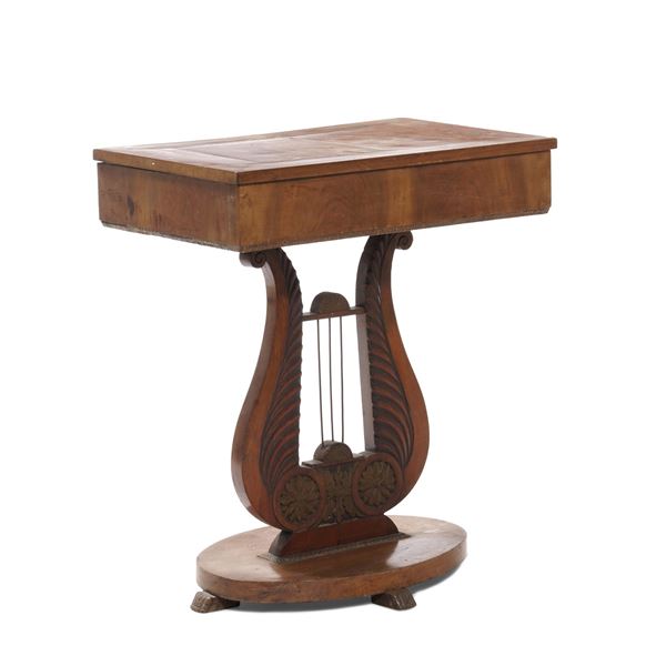 Tavolo con gamba a lira in legno intagliato. XIX secolo