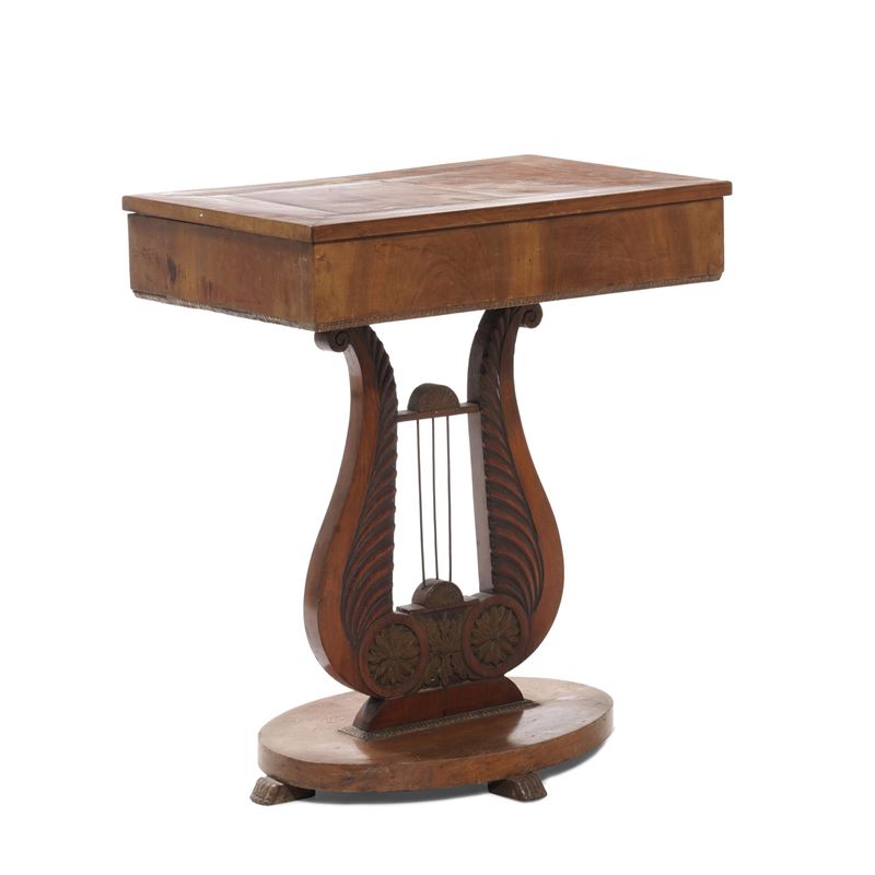 Tavolo con gamba a lira in legno intagliato. XIX secolo  - Asta Antiquariato Settembre - Cambi Casa d'Aste