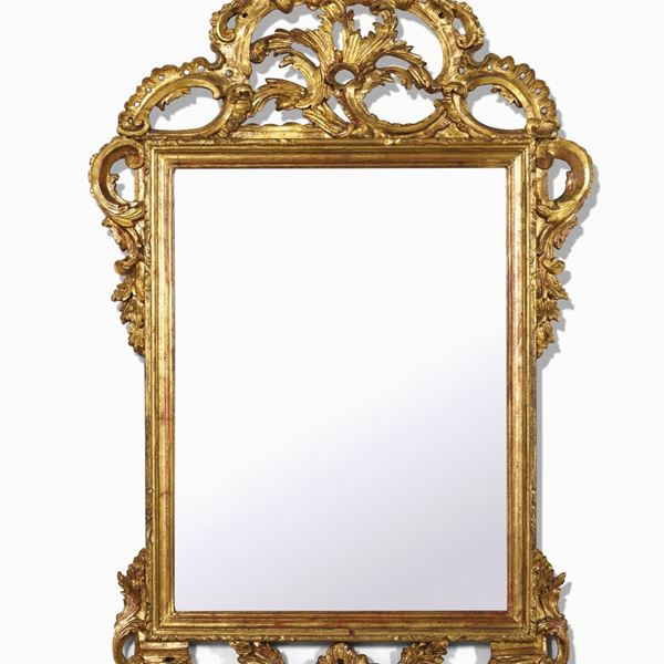 Specchiera in legno intagliato e dorato. XX secolo