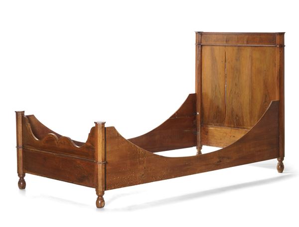 Letto con in legno lastronato e filettato. XIX secolo