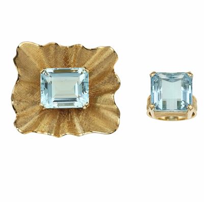 Anello e spilla con acquamarine, montature in oro giallo 750/1000