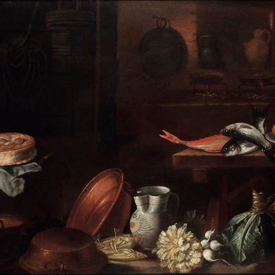 Interno di Cucina con una Torta Rustica, Pentole di Rame, Pesci, Verdura e una Brocca in Maiolica