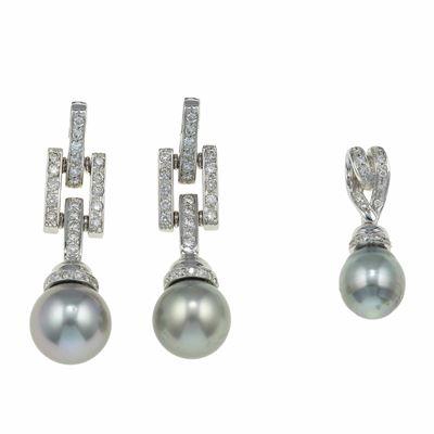 Demi-parure in oro bianco 750/1000 con diamanti e perle, composta da orecchini e pendente
