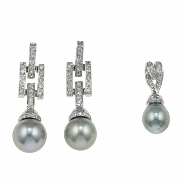 Demi-parure composta da orecchini e pendente con diamanti e perle