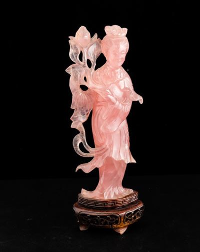 Cina, Figura di fanciulla con fiore scolpita in quarzo, XX secolo