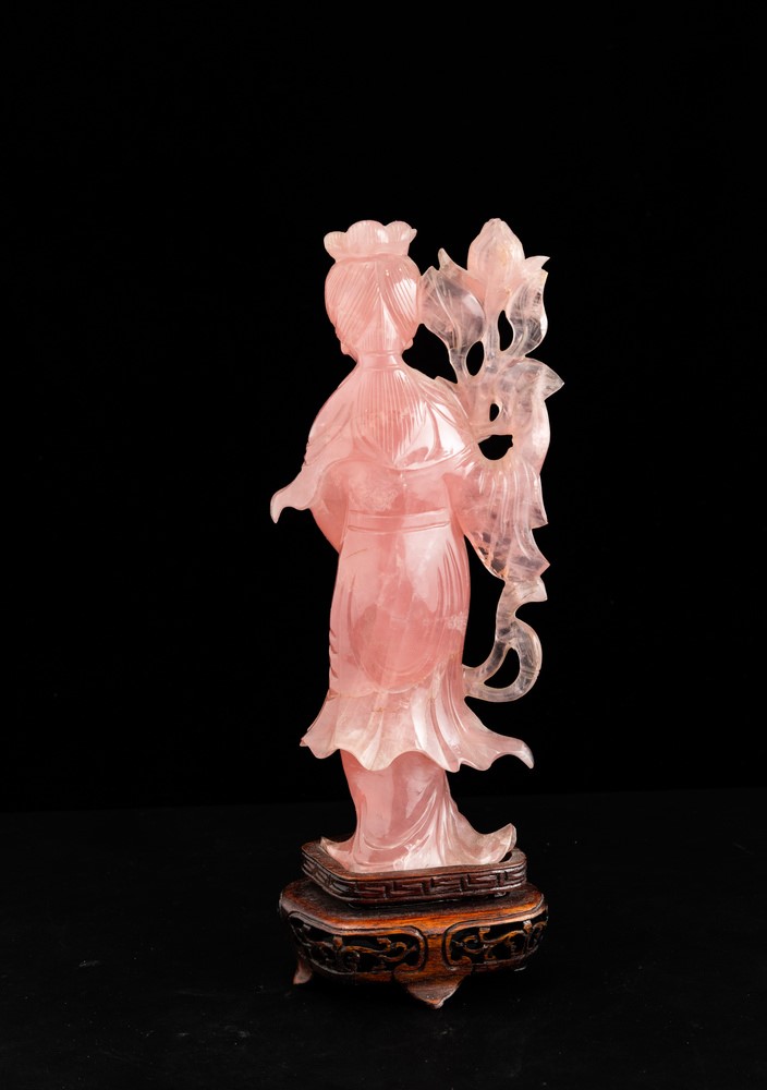 Cina, Figura di fanciulla con fiore scolpita in quarzo, XX secolo