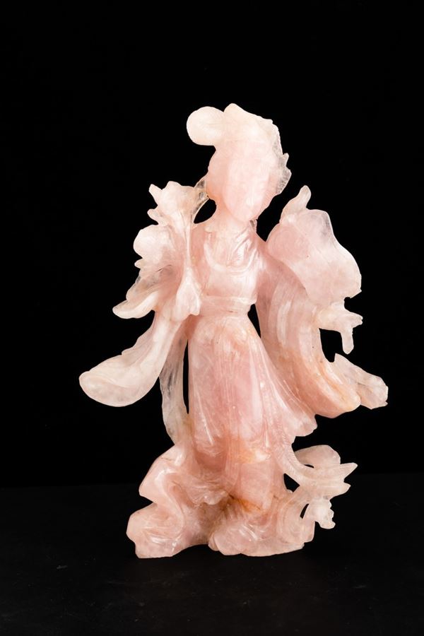 Figura di fanciulla con fiore scolpita in quarzo rosa, Cina, Dinastia Qing, XX