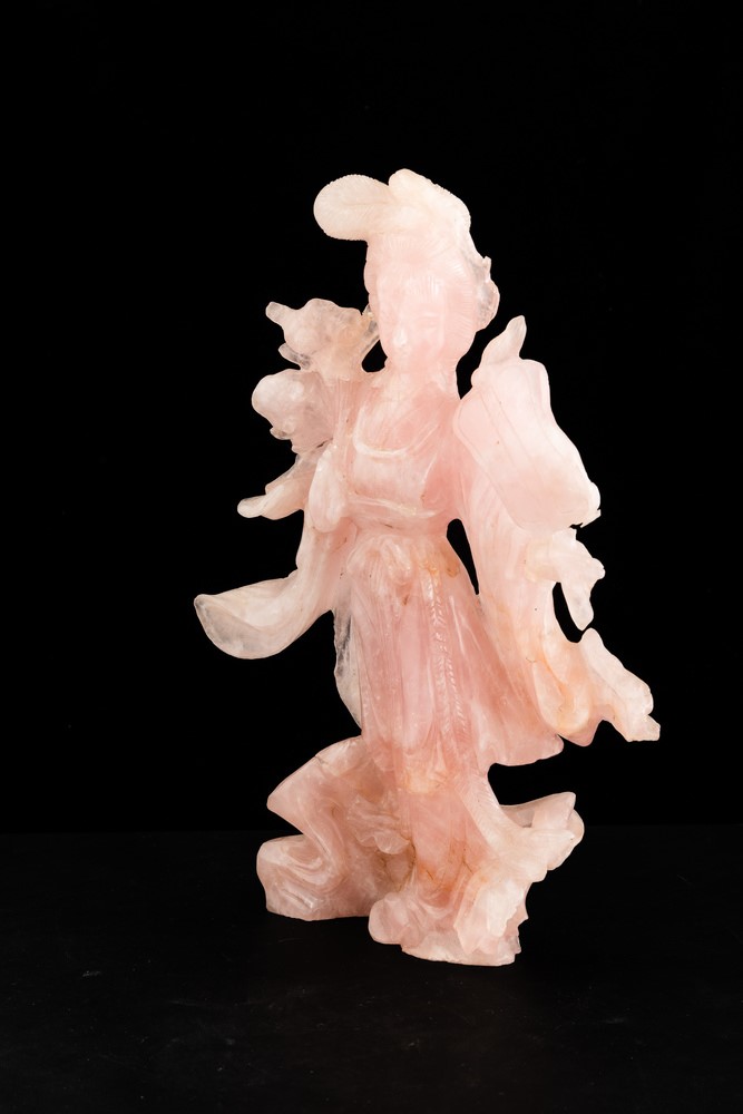 Figura di fanciulla con fiore scolpita in quarzo rosa, Cina, Dinastia Qing, XX