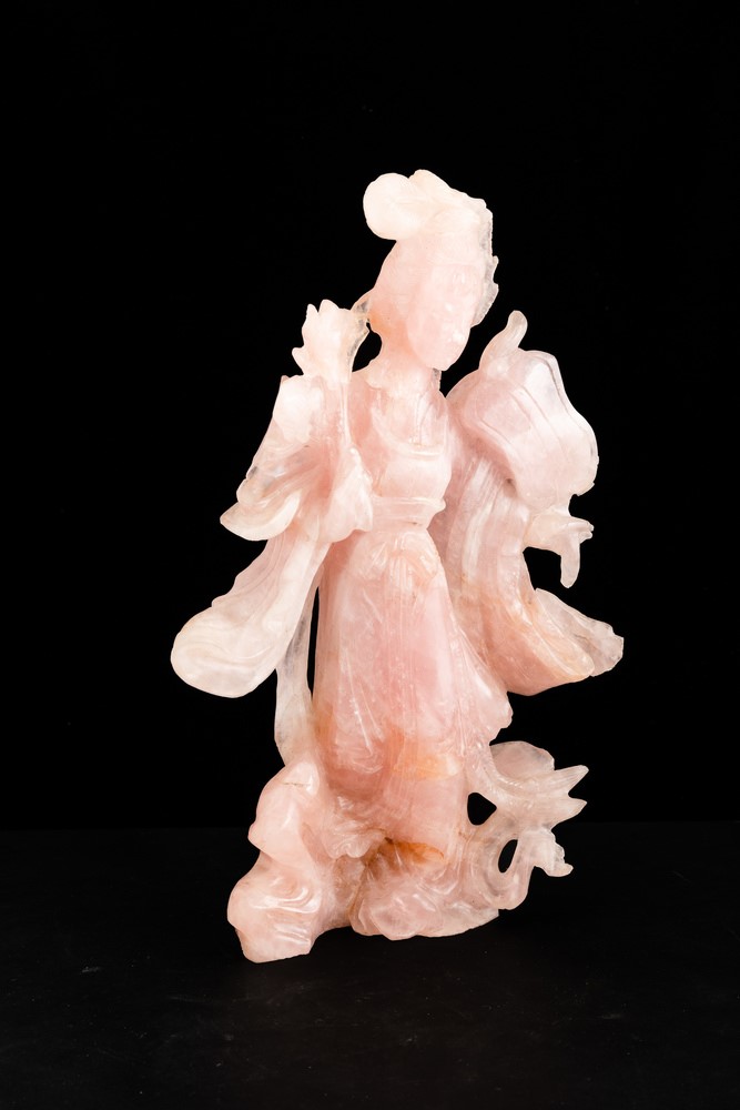 Figura di fanciulla con fiore scolpita in quarzo rosa, Cina, Dinastia Qing, XX