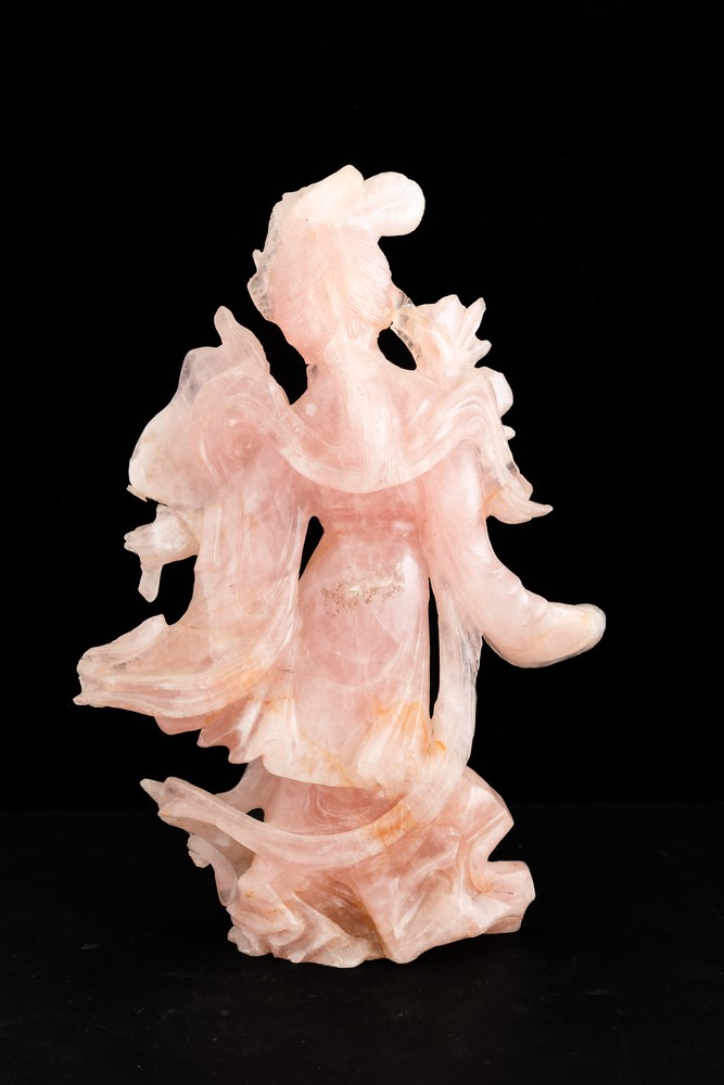 Figura di fanciulla con fiore scolpita in quarzo rosa, Cina, Dinastia Qing, XX