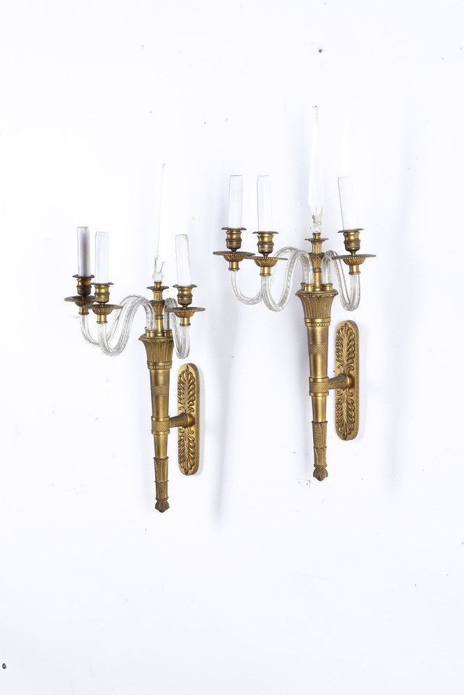 Lotto Composto da Lampadario e Coppia di Appliques in Bronzo Dorato e Vetro. XIX-XX Secolo