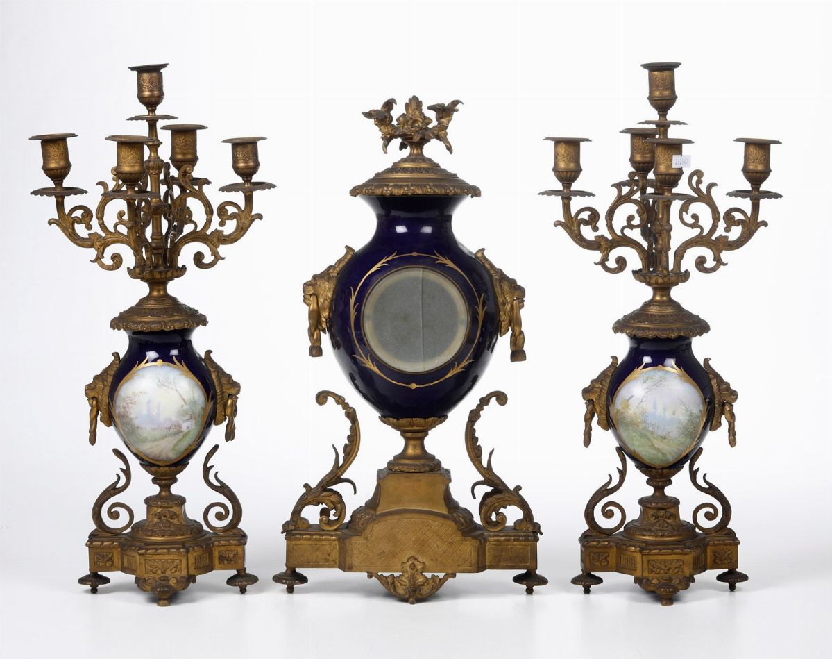 Trittico da Camino Composto da Coppia di Candelabri e un Orologio in Porcellana di Sevres e Bronz...