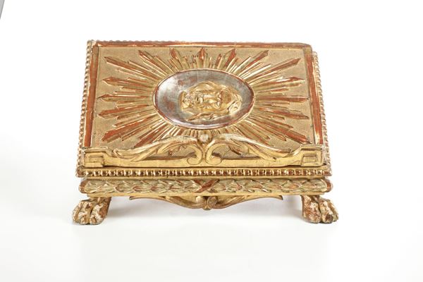 Leggio in legno intagliato e dorato. XIX secolo