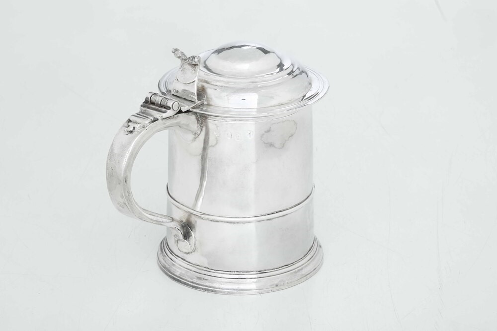 Tankard. Marchio della Città di Londra per L'anno 1716 e Marchio Dell'argentiere (consunto di Dif...