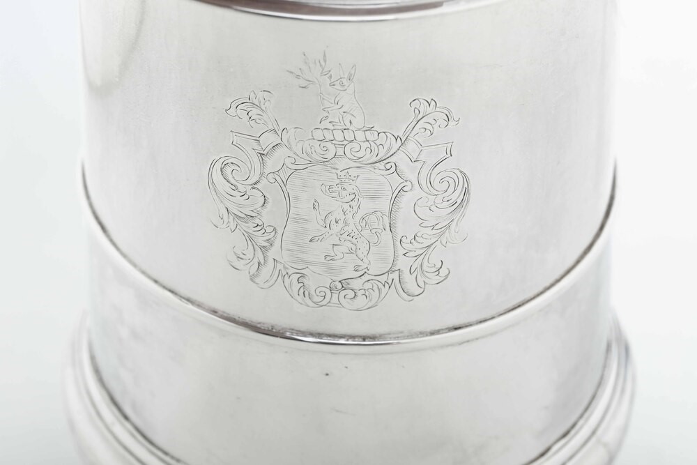 Tankard. Marchio della Città di Londra per L'anno 1716 e Marchio Dell'argentiere (consunto di Dif...