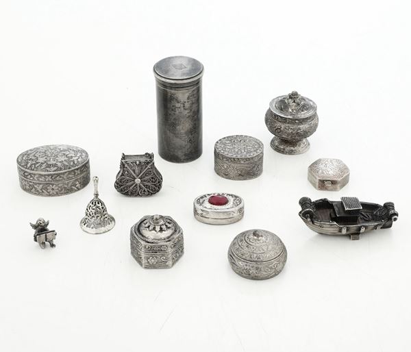 Insieme di dodici oggetti in argento e metallo argentato, varie epoche e manifatture italiane ed estere