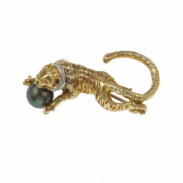 Gold "tiger" with grey pearl brooch