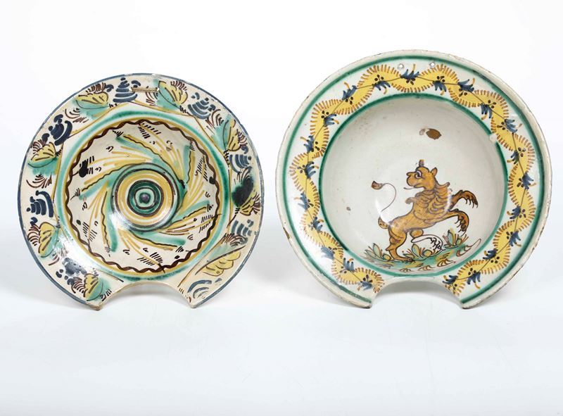 Due bacili da barbiere. Probabilmente Puglia, XIX secolo.   - Auction Collectible Majolica and Porcelain - Cambi Casa d'Aste
