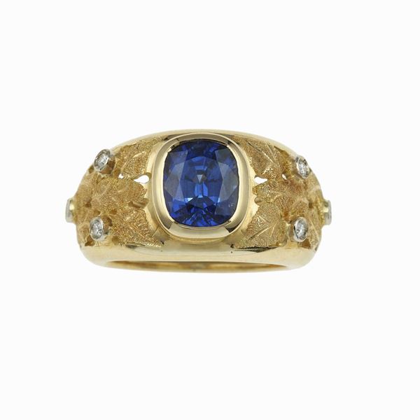 Anello con zaffiro e piccoli diamanti