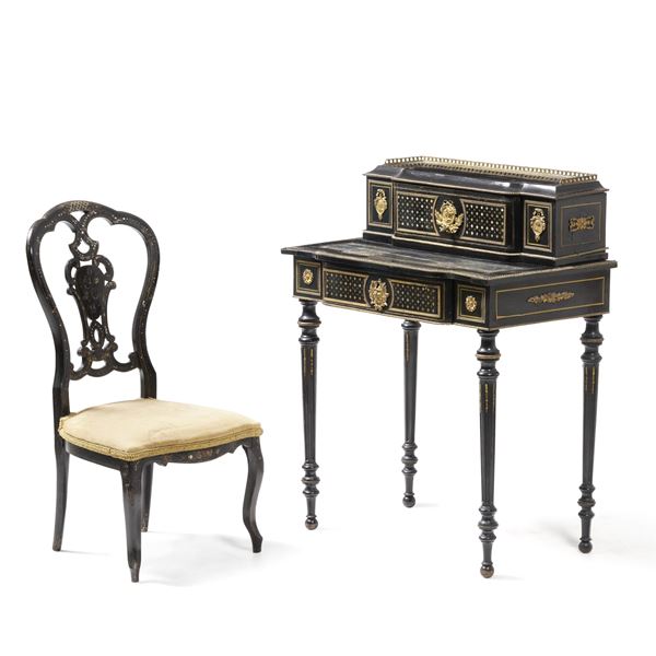 Mobiletto Napoleone III con sedia in legno ebanizzato. XIX secolo