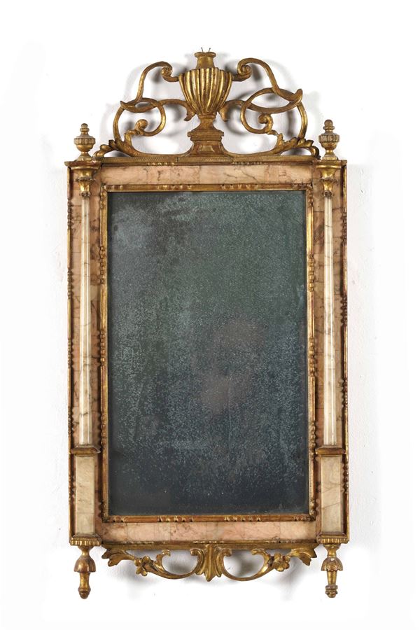 Specchiera in legno intagliato, laccato e dorato e marmo. XIX secolo