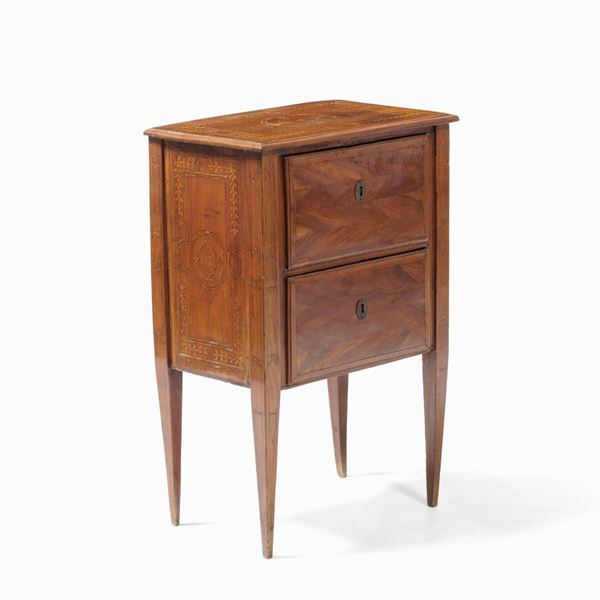 Comodino a due cassetti lastronato ed intarsiato. XVIII secolo