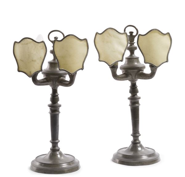 Coppia di candelabri in metallo. XX secolo
