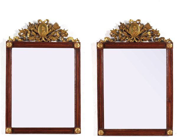 Coppia di specchiere in legno intagliato e dorato. Ebanisteria neoclassica del XVIII-XIX secolo