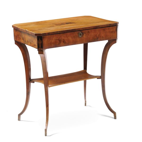 Tavolino lastronato ed intarsiato. XIX secolo